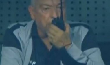 صورة: فيريرا يتواصل مع مساعده بجهاز لاسلكي في زمن الموبايل