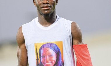 مشهد مؤثر للاعب شباب الأهلي يتفاعل معه الجمهور