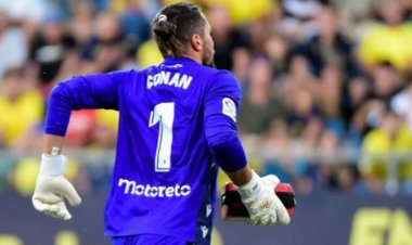 فيويو: حارس مرمى ينقذ مشجع من الموت