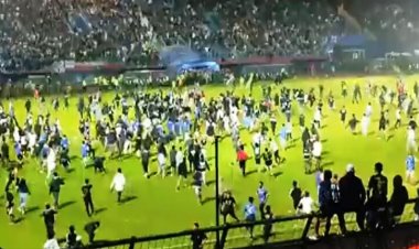 مقتل 129 شخصاً خلال مباراة كرة قدم في إندونيسيا (فيديو)