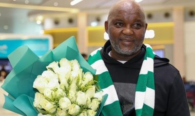 فيديو طريف: موسيماني يتعلم العربية لتوجيه لاعبي الأهلي