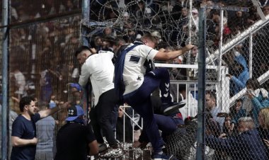 وفاة مشجع أرجنتيني بعد إطلاق الشرطة غاز مسيل للدموع