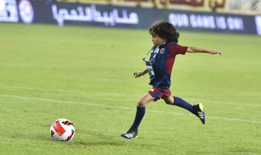 بالصور: تكريم "طفل الوحدة".. عاشق العنابي من أجل شقيقه المتوفى