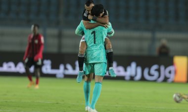 الأهلي يكتسح الداخلية ويتصدر الدوري المصري