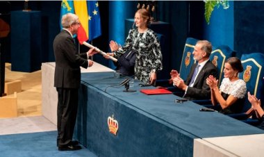 فريق اللاجئين الأولمبيين يتوّج بأكبر جائزة إسبانية