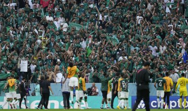 مشجعو السعودية المبتهجون يحتفلون بالفوز على الأرجنتين