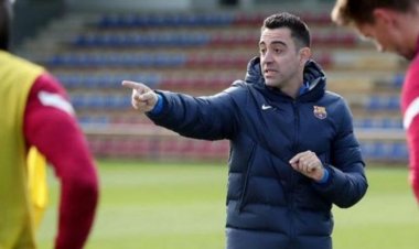 النصر السعودي ينقذ مدافع برشلونة من تشافي