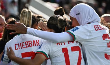 فيفا يحتفي بأول لاعبة محجبة في المونديال