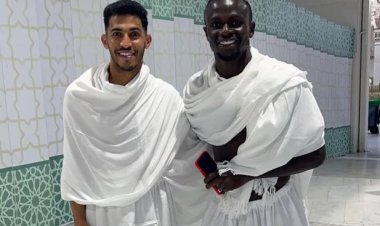 ماني يؤدي مناسك العمرة