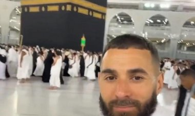 بنزيمة يؤدي مناسك العمرة