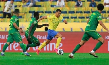 صورة.. لاعب الشرطة العراقي يسخر من رونالدو