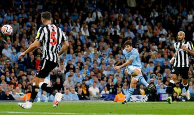 البطل يهزم الحصان الاسود