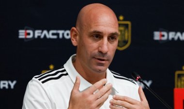 هل تطيح القبلة برأس رئيس الاتحاد الاسباني؟