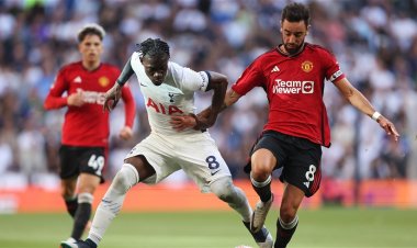 تن هاغ يدافع عن ثلاثي خط الوسط