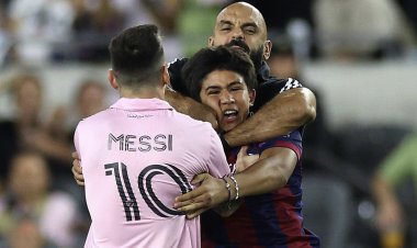 أسرع من رجال الأمن.. حارس ميسي ينقذه من هجوم مشجع