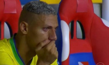 ريتشارليسون يبكي بعد استبداله في مباراة البرازيل وبوليفيا