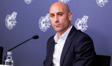 روبياليس يستقيل من منصبه بعد واقعة القبلة