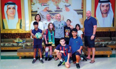 مقابلة إنييستا للفائزين في «أفضل مشجع» لنادي الإمارات