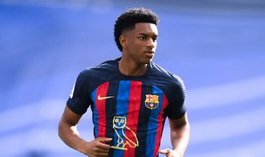 أليخاندرو بالدي مستمر مع برشلونة حتى 2028