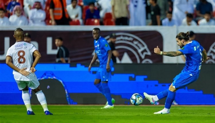 نيفيز يقود الهلال لدور الـ16