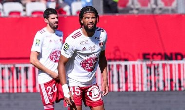 نيس يحرم بريست من صدارة الدوري الفرنسي