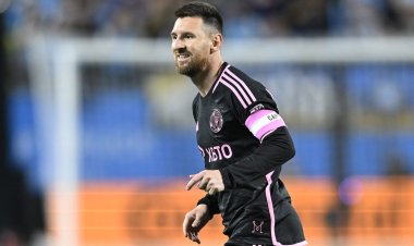 ميسي: بنزيما لاعب رائع واستحق الكرة الذهبية