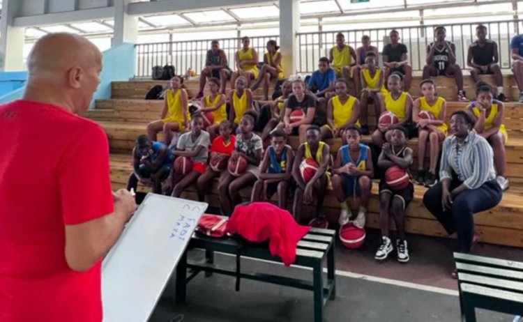 مدرب اردني يتطوع لتطوير كرة السلة في دولة السيشل