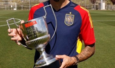 لاعب ريال مدريد خوسيلو يتسلم جائزة من جوائز ماركا