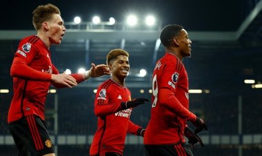 مانشستر يونايتد يعبر إيفرتون بثلاثية