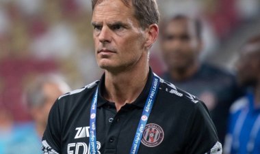 الجزيرة يعلن عن اقالة مدربه فرانك دي بور