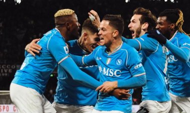 نابولي يعبر كالياري بثنائية