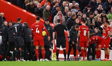 كلوب يتسبب بإصابة لاعبه!